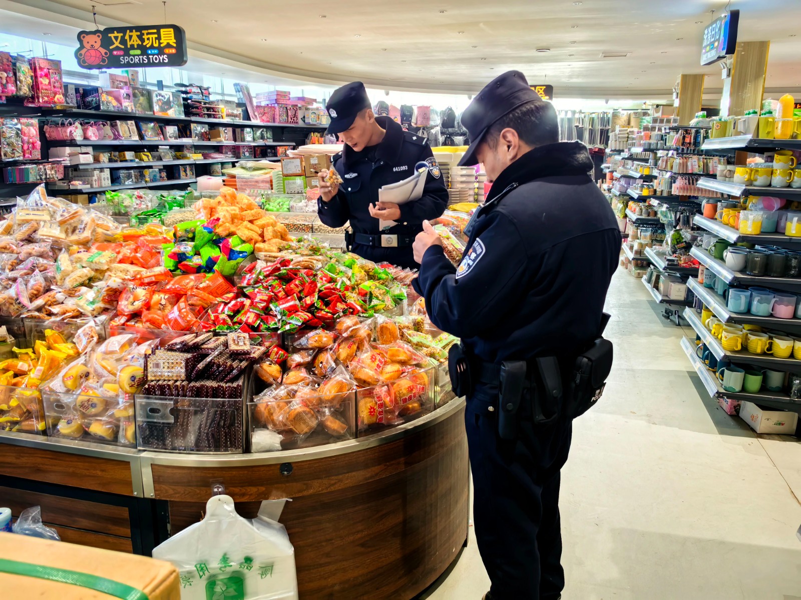 双湖县公安局开展岁末年初安全隐患排查行动.jpg