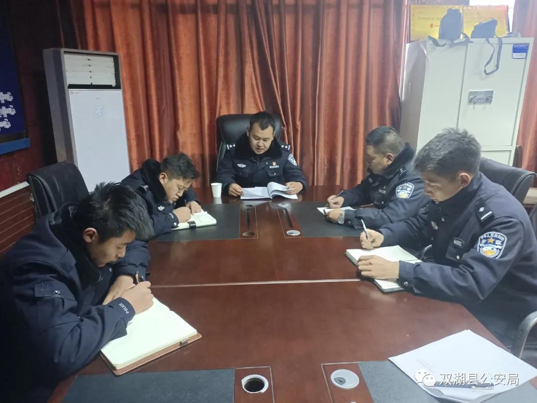 那曲市双湖县公安局治安大队组织民警学习“东莱精神”1.jpg