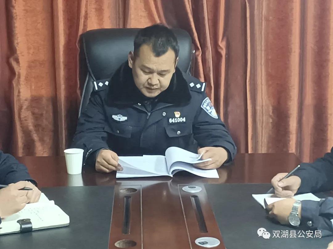 那曲市双湖县公安局治安大队组织民警学习“东莱精神”2.jpg