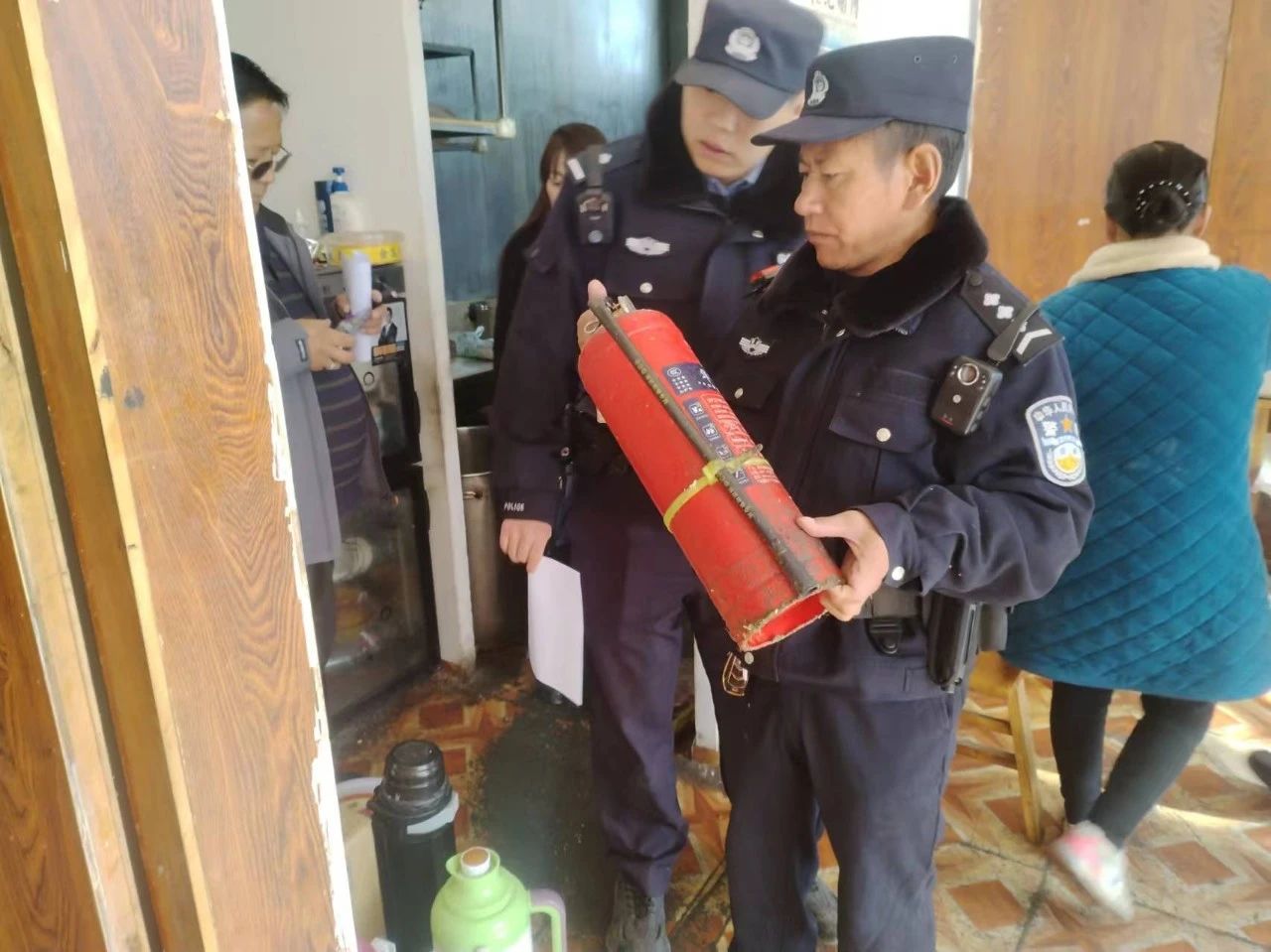 柴多路便民警务站开展商户用电线路安全检查.jpg
